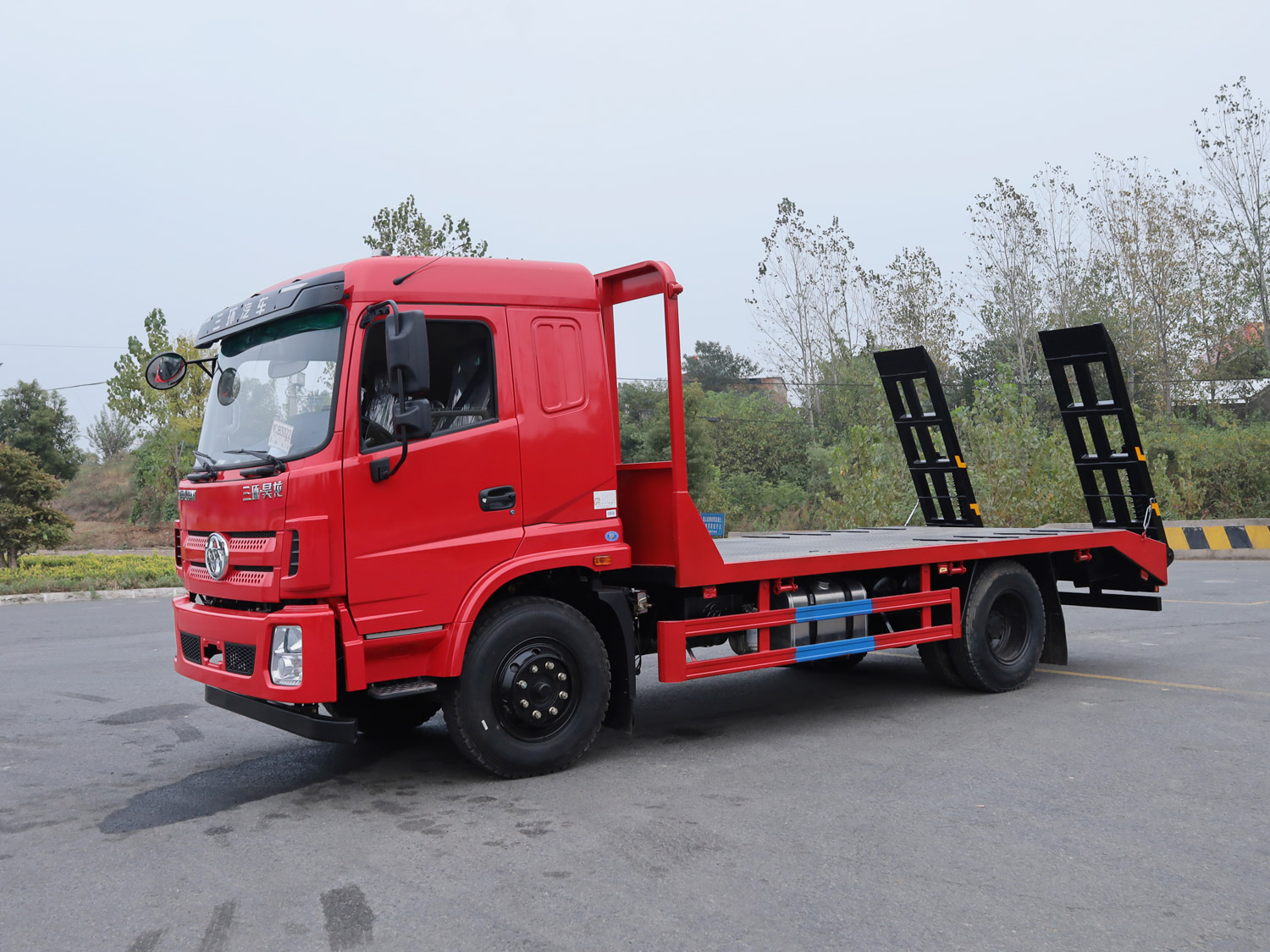三環(huán)昊龍排半平板運(yùn)輸車
